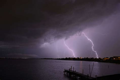 Orages, grêle et fortes rafales de vent : huit .